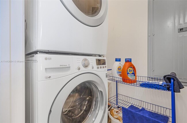 Building Photo - 15811 Collins Ave