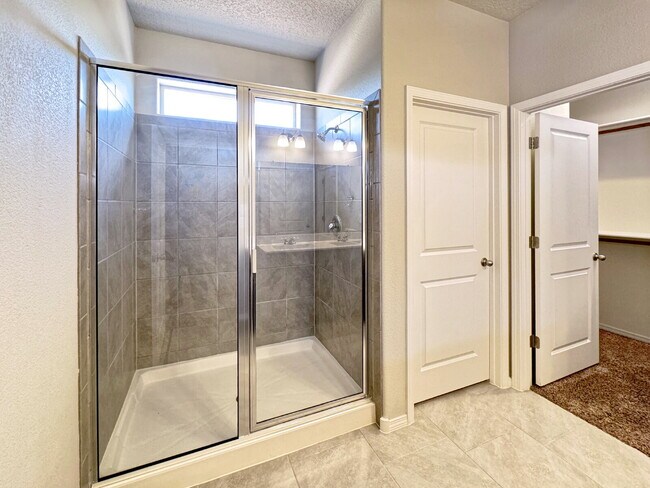 Building Photo - Stunning Cleveland Heights 3 Bedroom Home!