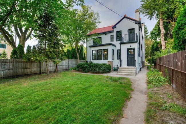 Building Photo - 2056 Summit Ave