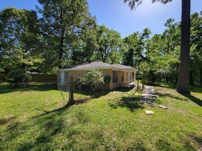 Building Photo - BEAUTIFUL RECENTLY REMODELED LEASE HOME IN HUNTSVILLE, TEXAS