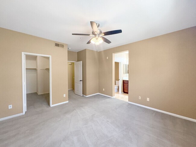 Building Photo - Beautiful 3B/2.5BA Townhome w/ Washer/Drye...