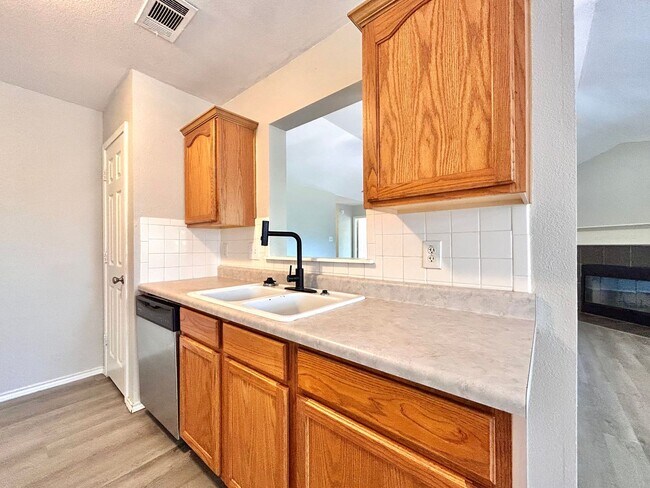 Building Photo - 404 Mesquite Cir