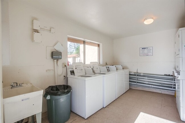 Building Photo - Cute Oceanside condo with garage parking!