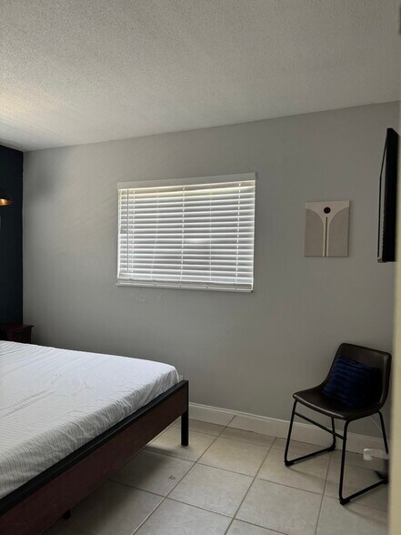 Building Photo - 2501 NW 9th Ter