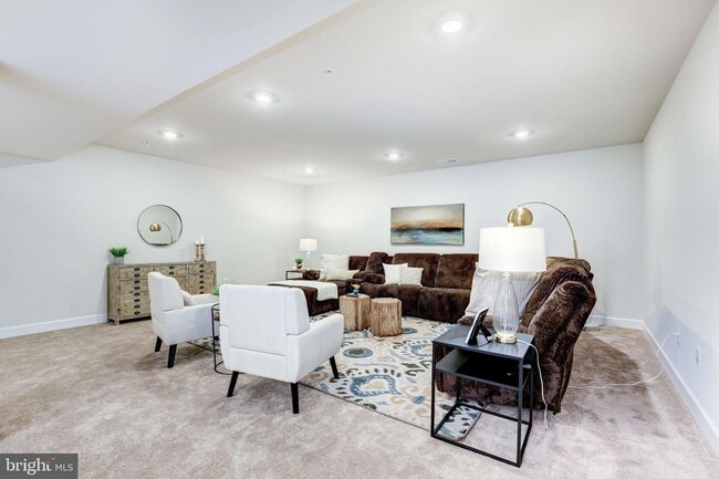 Building Photo - 6547 Clubhouse Dr