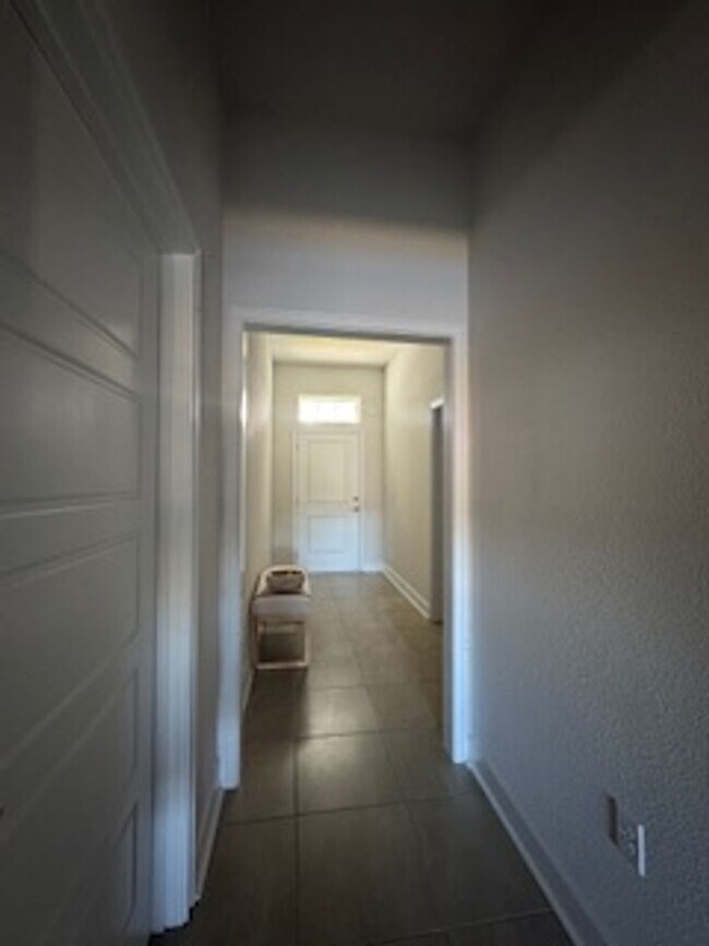 Building Photo - Beautiful 3/2/2 in Sawmill creek community! Lawn care included, water view, community pool...