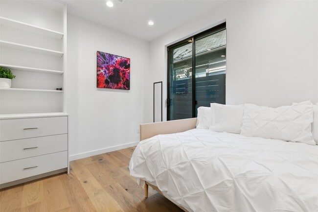 Building Photo - 4305 Roseland Ave