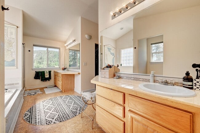 Building Photo - Beautiful Evergreen Home