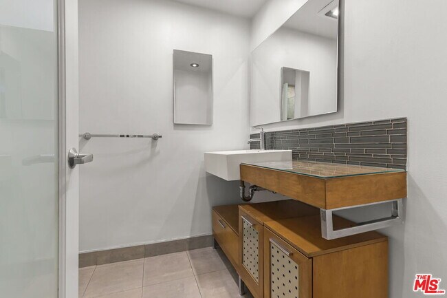 Building Photo - 8550 Holloway Dr