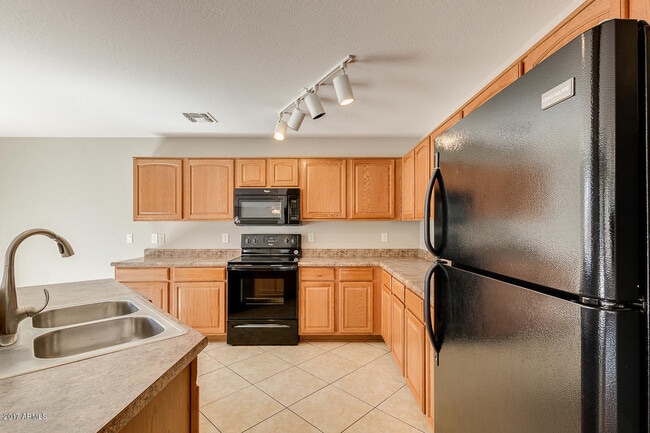 Building Photo - 4BR 3 FULL BATHROOMS W/ HUGE LOFT AND LARGE MASTER