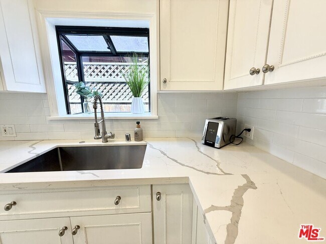 Building Photo - 7865 Willoughby Ave