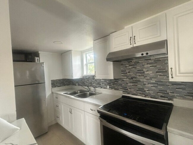 Building Photo - 1 Bedroom/1 Bathroom 1st Floor Duplex AVAILABLE AUGUST 7th!