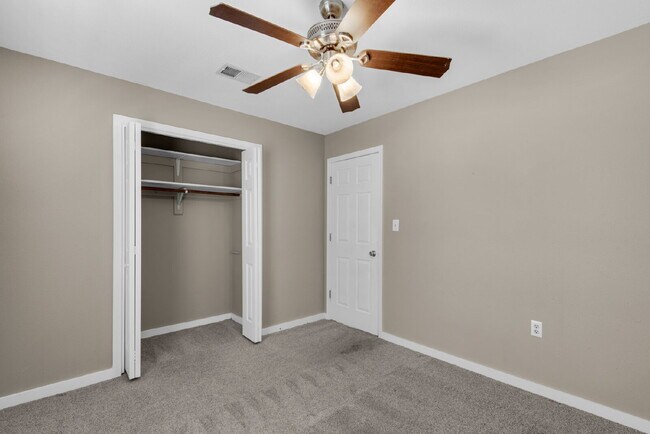 Building Photo - "Charming 2-Bed Townhouse Oasis in Shalimar !"