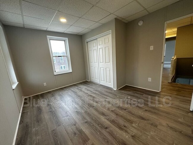 Building Photo - 1301 E 9th St