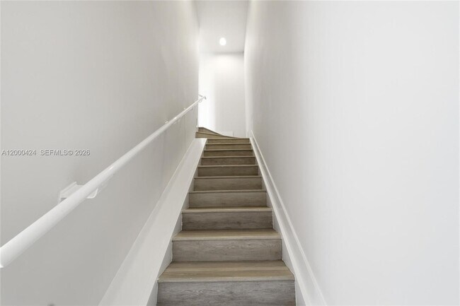 Building Photo - 2505 NE 193rd St