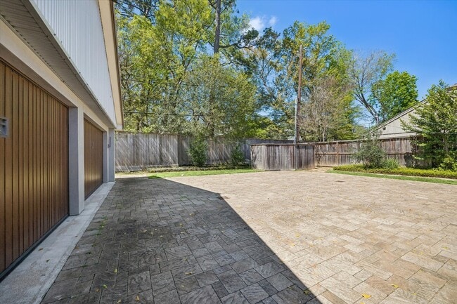 Building Photo - 623 Pinehaven Dr