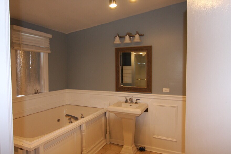 Building Photo - 1142 W Wolfram St