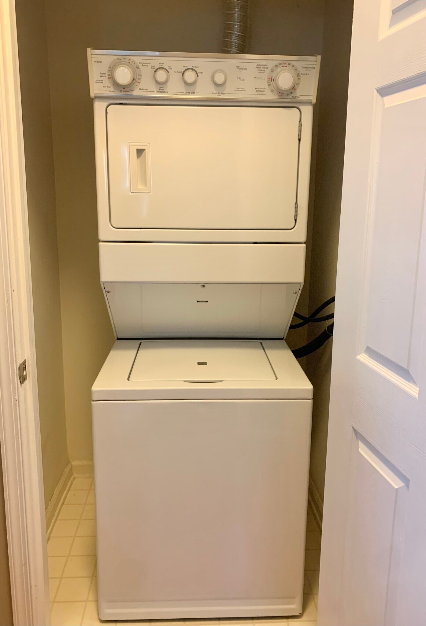 Building Photo - 1716 Lake Shore Crest Dr