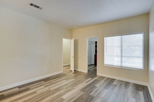 Building Photo - Cozy 1-Bed Apartment with Fireplace – Your...