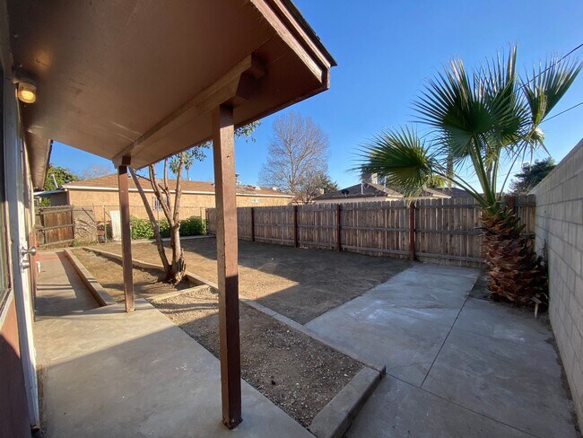 Building Photo - Hard to Find 1 BD 1 BA House with a 2 car garage and it's own yard.