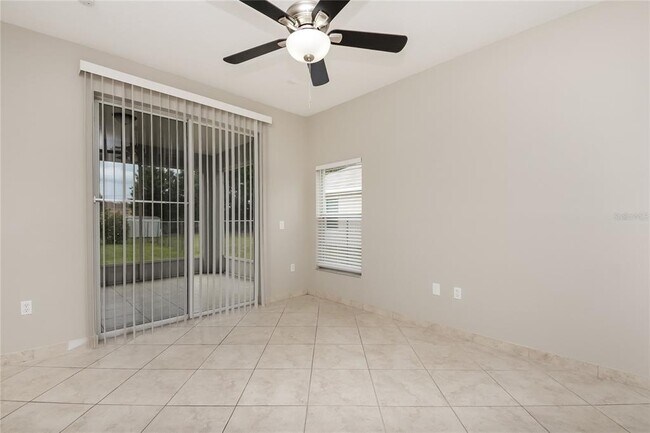 Building Photo - 710 Paris Dr