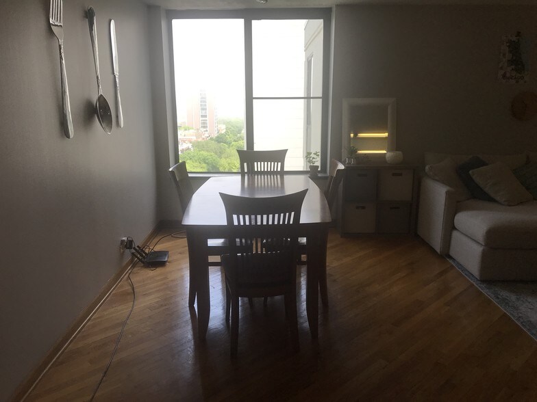 Dining Area - 1339 N Dearborn St