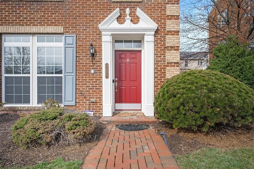 Building Photo - 3009 Village Run Rd
