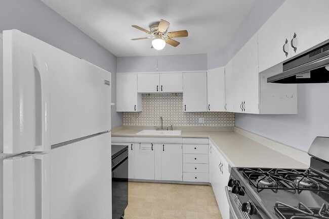 Building Photo - $1,750.00, 3-bed, 2 bath, located in Color...
