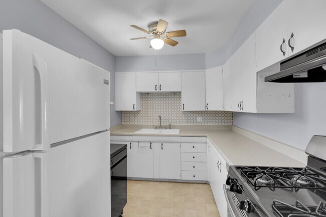 Building Photo - $1,900.00, 3-bed, 2 bath, located in Color...