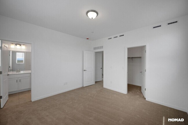 Building Photo - Spacious 3BR Townhome in Broomfield
