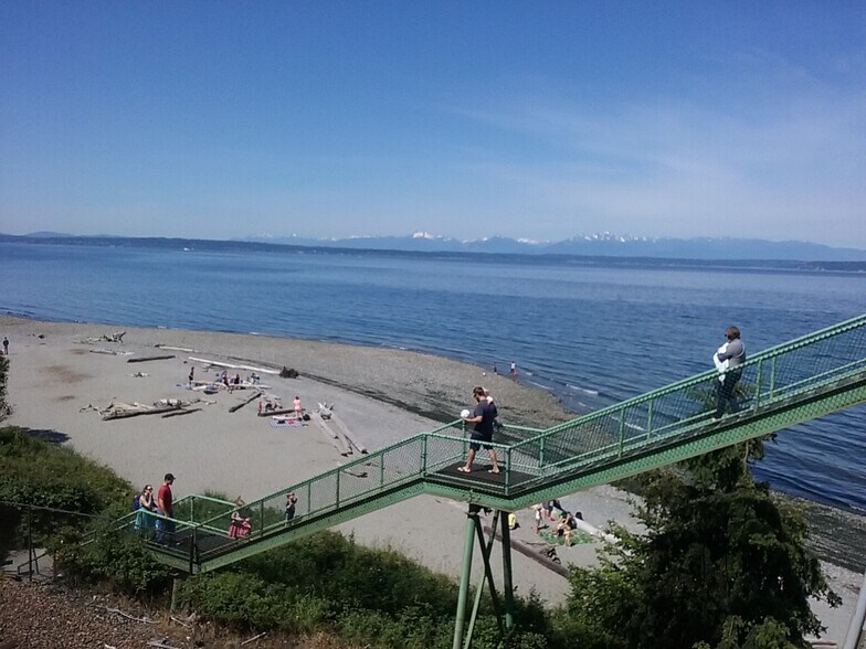 A 15-minute walk to Seattle's beautiful Carkeek Park and beach. - 11639 1st Ave NW