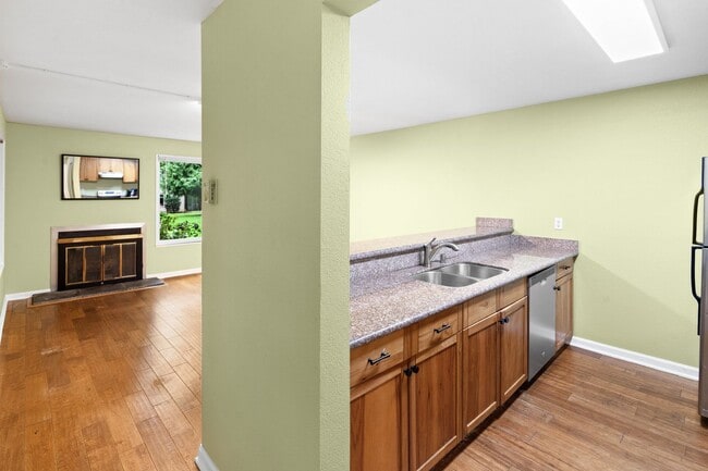 Building Photo - Ground floor 1 bed + bonus room in prime B...