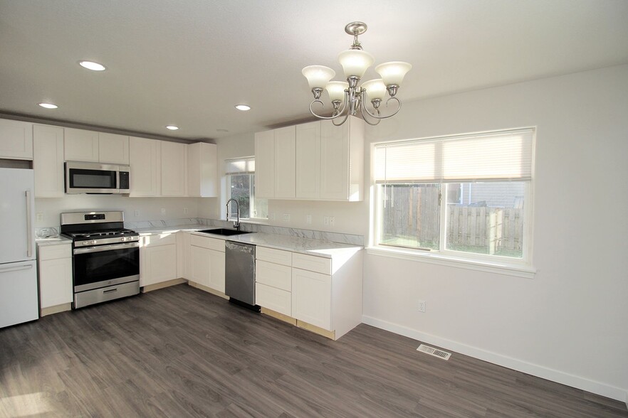 Building Photo - 1630 SE 4th St