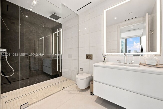 Building Photo - 300 Biscayne Blvd