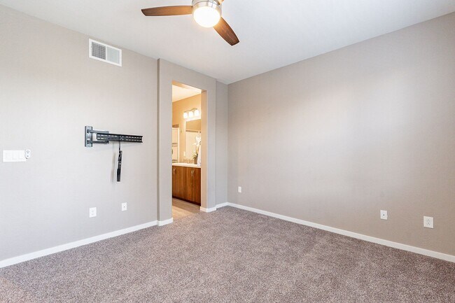 Building Photo - Great 3 Bedroom Townhome - NEW Carpet!