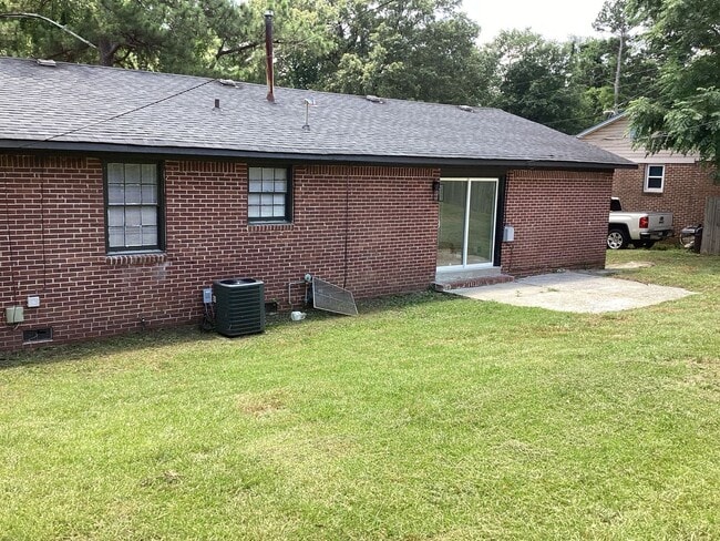 Building Photo - 3 Bed 1.5 bath House