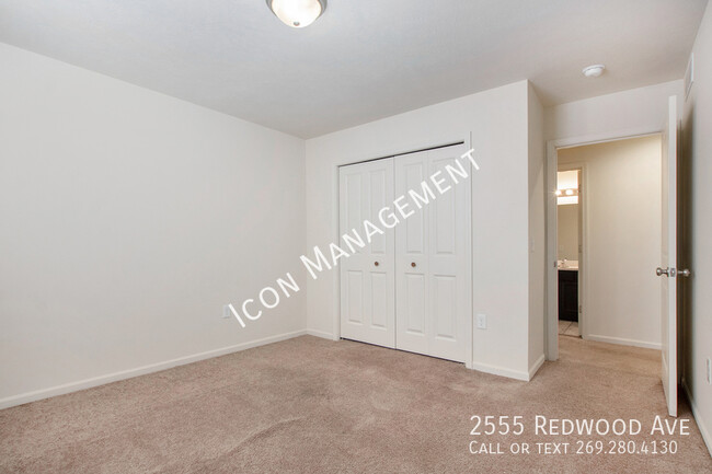 Building Photo - 2555 Redwood Ave