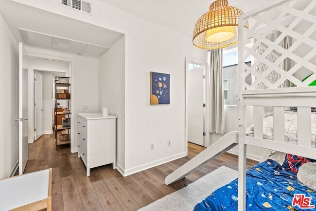 Building Photo - 3034 1/4 N Coolidge Ave