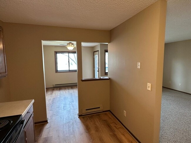 Building Photo - Awesome 2 BR/1 BA Condo in a Great St. Paul Neighborhood!
