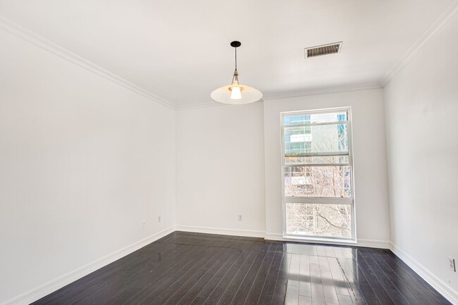 Building Photo - Spacious 2-Bedroom Condo in the Heart of E...