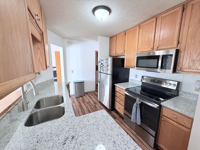 Building Photo - Spacious 2-Bedroom, 2.5 Bathroom, Tri-Level Townhome & Private Deck in Apple Valley!