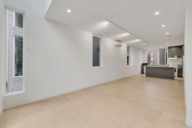 Building Photo - Modern 3BR Townhome with Rooftop Deck Near Downtown Seattle