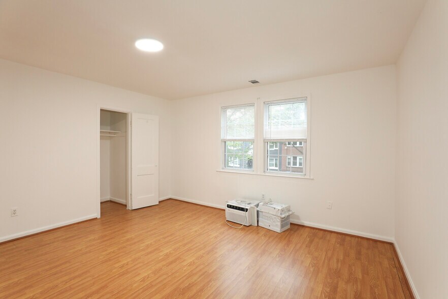 Building Photo - 1305 Orren St NE