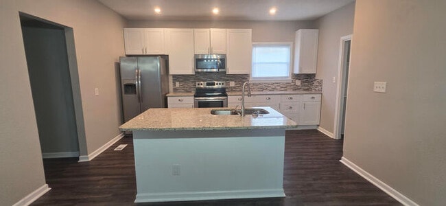 Building Photo - Welcome to this charming 3-bedroom, 2-bath...