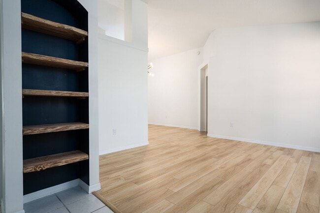 Building Photo - Wonderful & Private