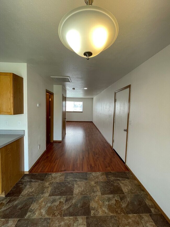 Building Photo - 1308/1310 W Lakeside Dr