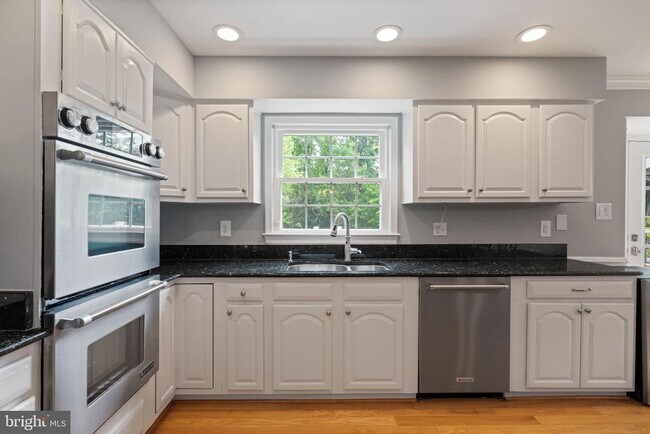 Building Photo - 8527 Silverview Dr
