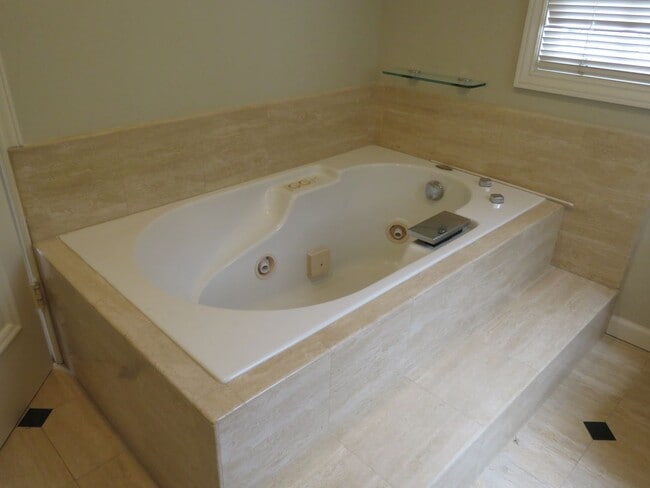 Building Photo - Elegant 4 bedroom House  with bonuses