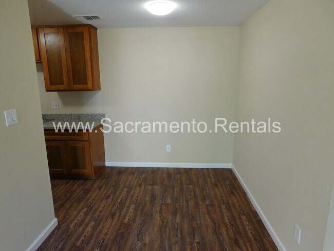 Building Photo - 9837 Lincoln Village Dr