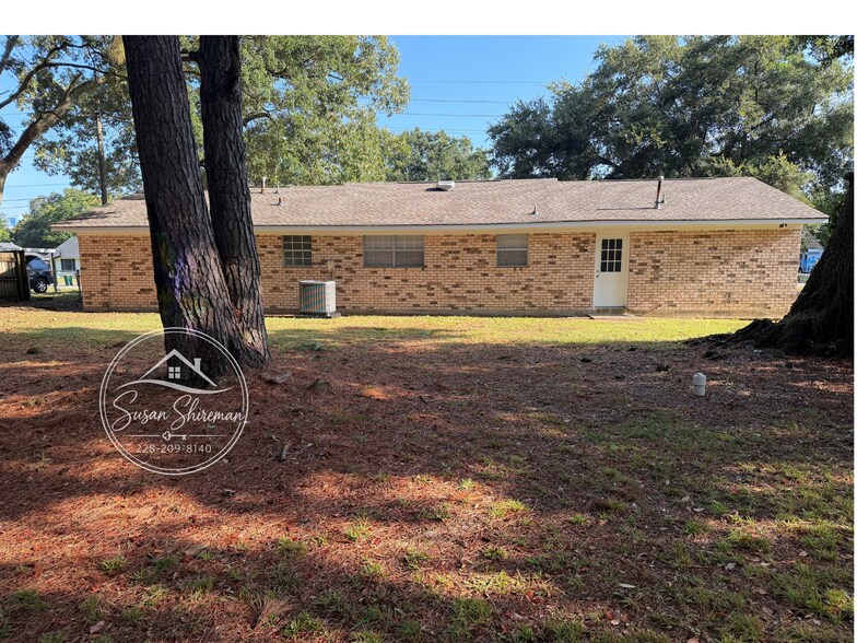 Large Backyard - 2065 Camp Wilkes Rd
